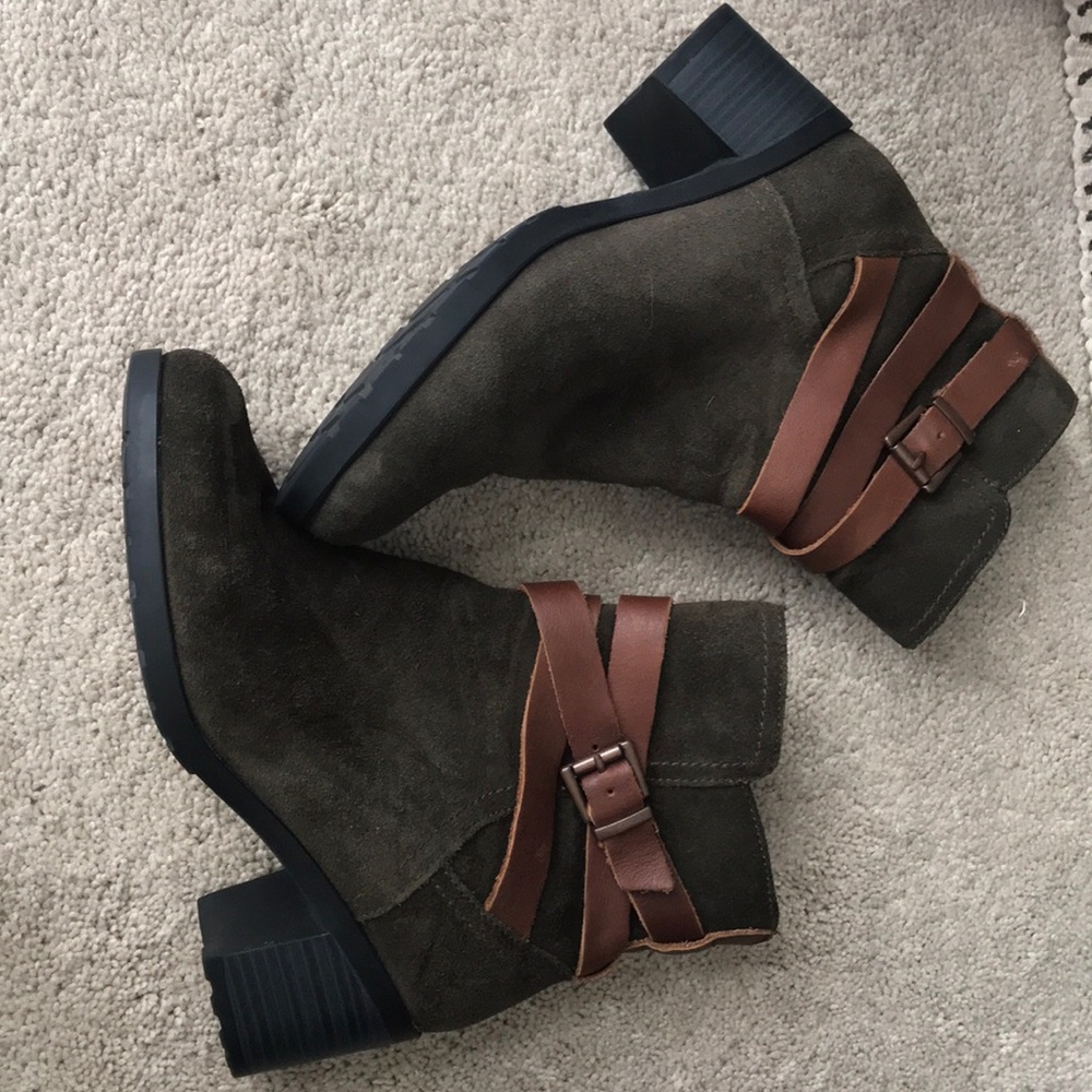 Sketchers Women’s heeled boot Size 8